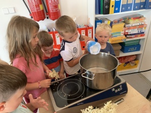 Vaření bezinkové limonády na akci Sousedé se dobře baví v Povltaví