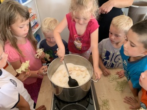 Vaření bezinkové limonády na akci Sousedé se dobře baví v Povltaví