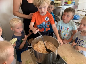 Vaření bezinkové limonády na akci Sousedé se dobře baví v Povltaví