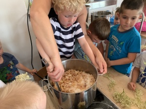 Vaření bezinkové limonády na akci Sousedé se dobře baví v Povltaví