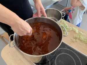 Vaření bezinkové limonády na akci Sousedé se dobře baví v Povltaví