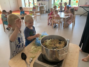 Vaření bezinkové limonády na akci Sousedé se dobře baví v Povltaví