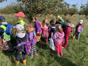 Ve Větrušicích v sadě na jablíčkách